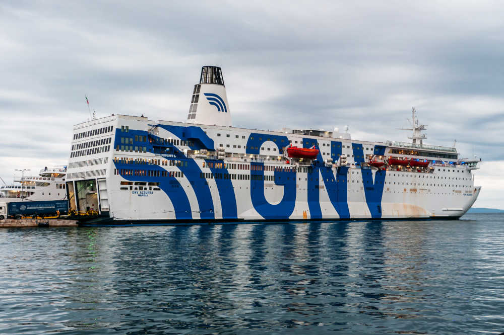 nave crociera azzurra a Trapani con a bordo migranti